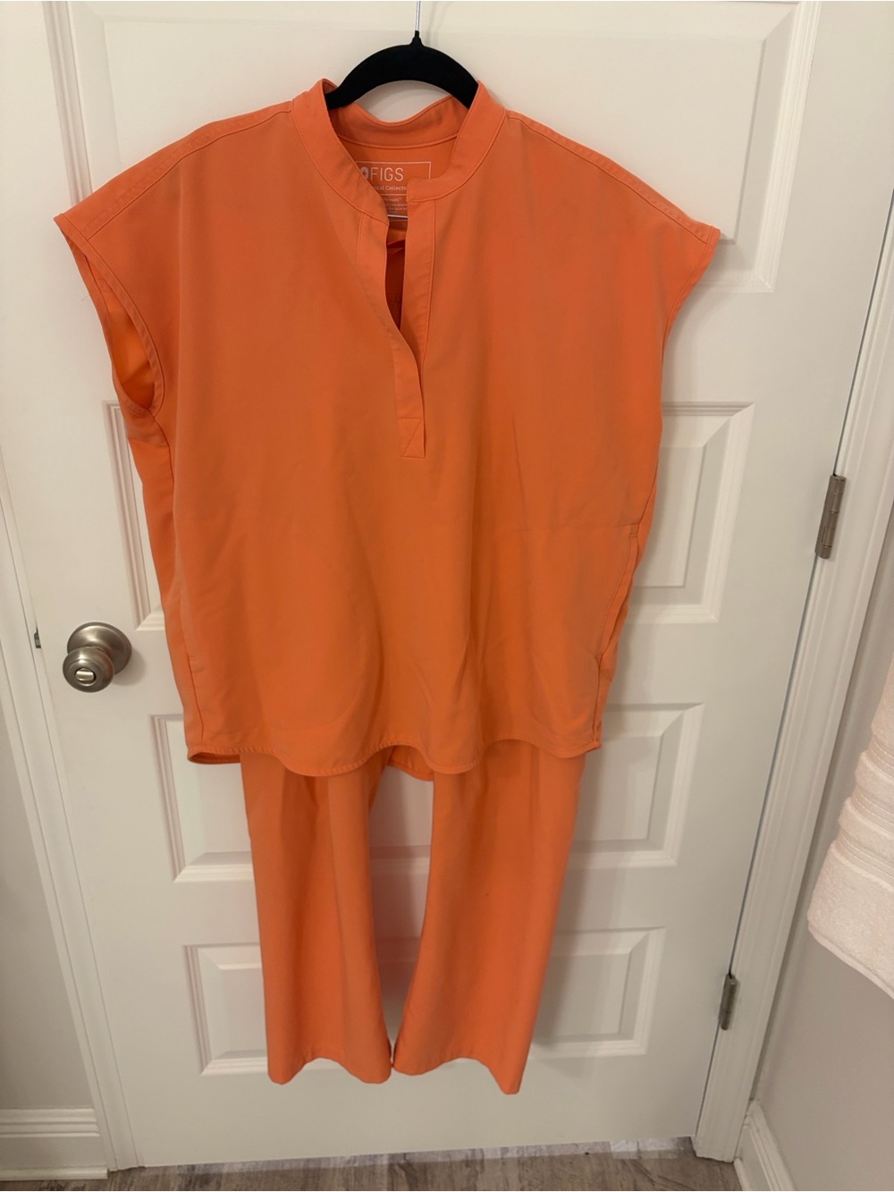 Figs Wide-Leg Scrub Set in Bright Orange